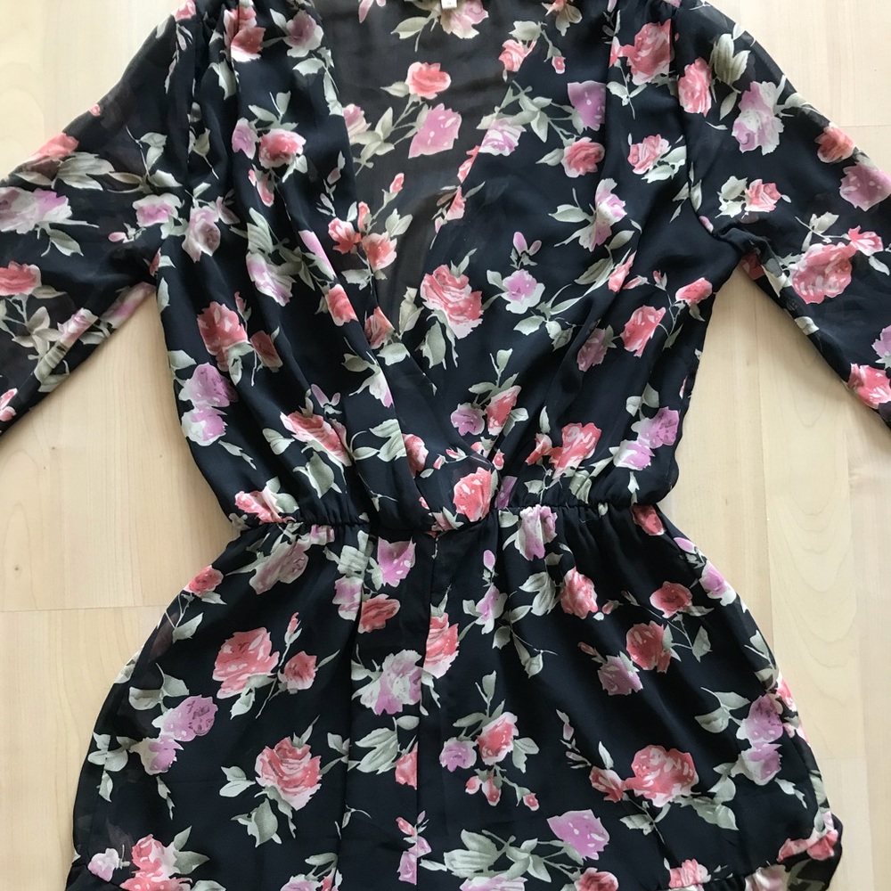 Long sleeved, rose-pattern onesie with shorts